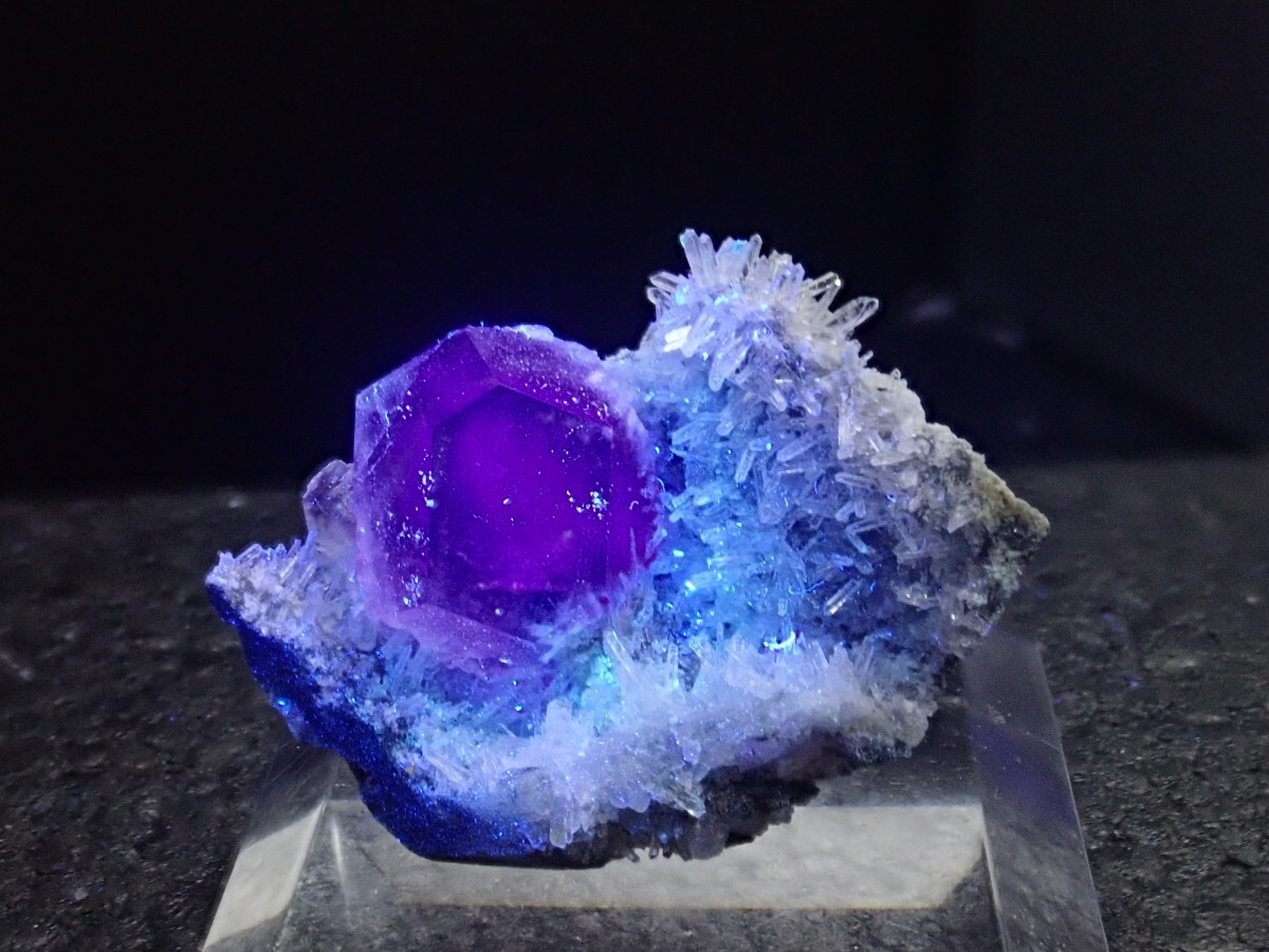 ルピー型結晶】フローライト＆クォーツ 蛍石＆水晶 原石 標本(原石