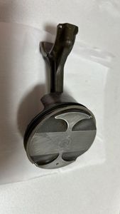 ピストン　CBR1000RR SC57 後期逆車