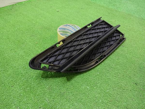 BMW 3シリーズ E90 E91 後期 純正フロントバンパーグリル 右2650