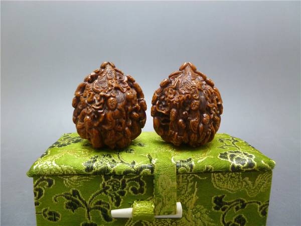 【禹】L008 天然クルミ 胡桃 手彫 十八羅漢像 手件1対 中国古玩