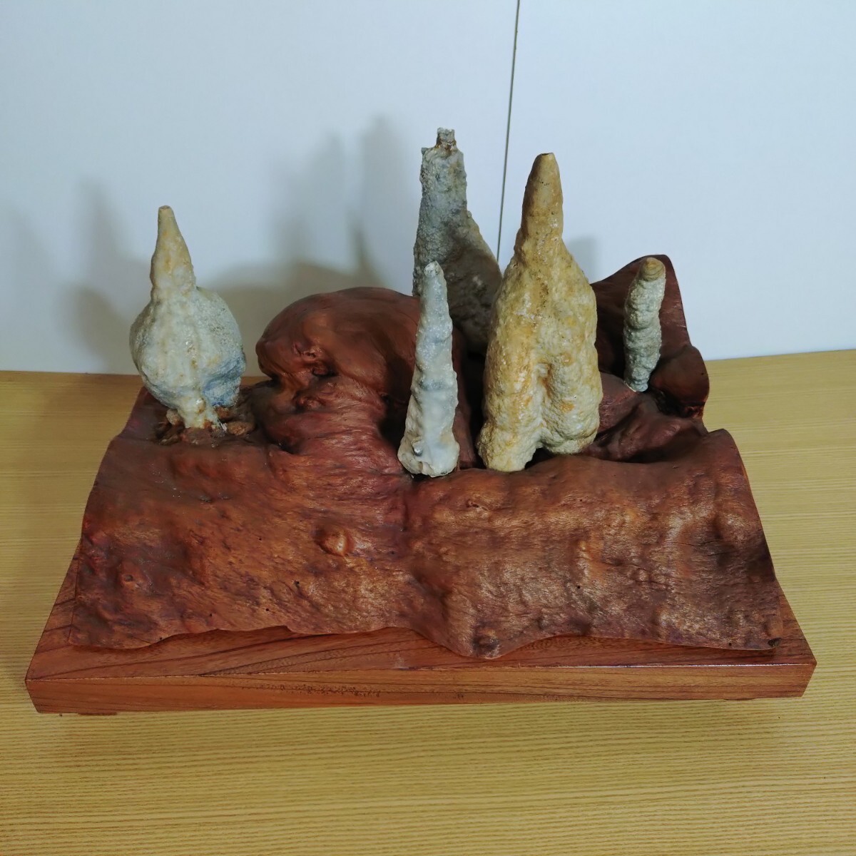 貴重 高品質  鍾乳石 天然記念物 飾り 台座付き 美術工芸品 装飾品 オブジェ 最大級 一点物】鍾乳石 36 高さ138cm 銘石 飾り石 置物 インテリア