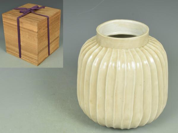 ◎李朝　白磁　シノギ紋壷（箱付）