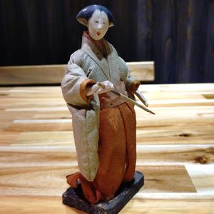 昭和・男性の手元用人形・芸者さん？・高級素材 芸者 人形の値段と価格推移は？｜8件の売買データから芸者 人形の価値