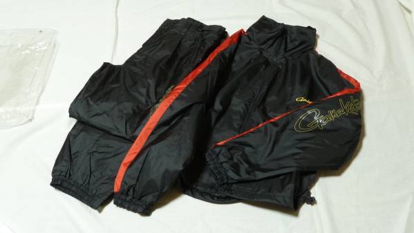 新品未使用 がまかつ ウインドアップスーツ GM-697 黒地／赤