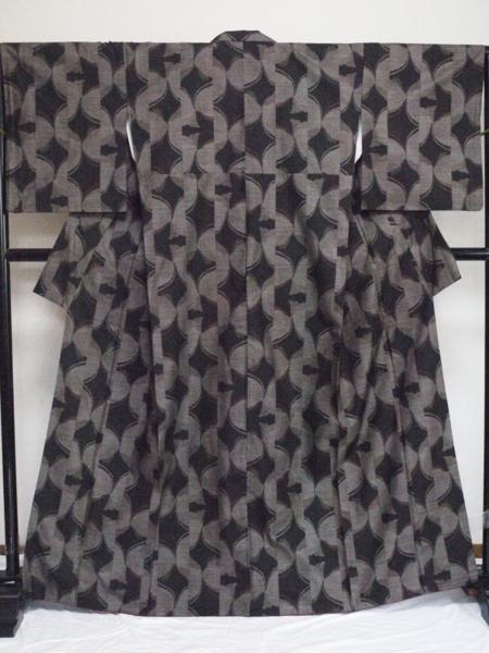 《花小袖》本場色泥大島紬：７マルキ 胡蝶の縞・165㎝