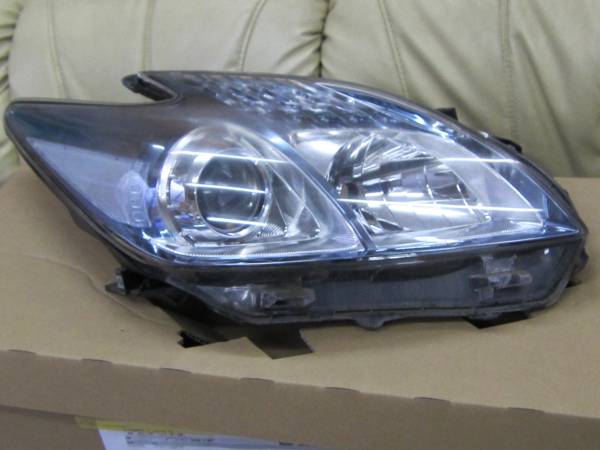 プリウス純正ヘッドランプRH中古品！