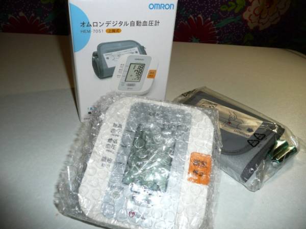 新品★ オムロン上腕式デジタル自動血圧計 HEM7051