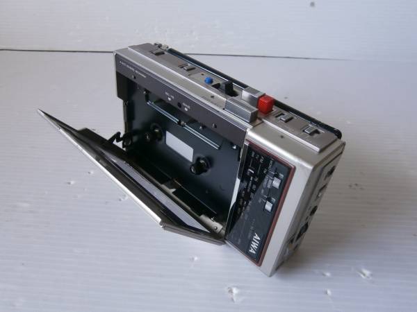 AIWA HS-J2 カセットプレーヤー 通電OK ジャンク AIWA AIWA HS-J2 美品 ジャンク HS-J2 カセットプレーヤー