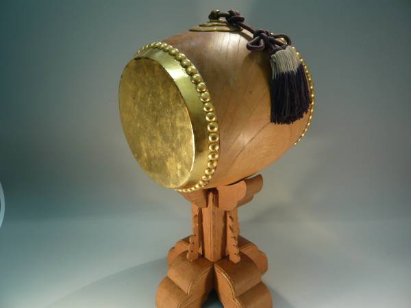 ３）和楽器コレクション　飾り太鼓くり抜き胴　金箔貼　台付