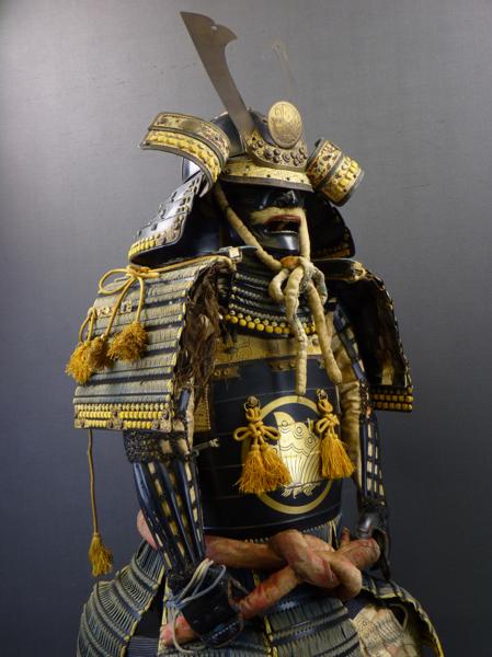 都屋】武具 丸に揚羽紋 等身大鎧 鎧櫃(甲冑（兜、鎧）)｜売買された