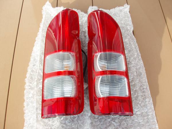 ハイエース200純正テール3型美品。