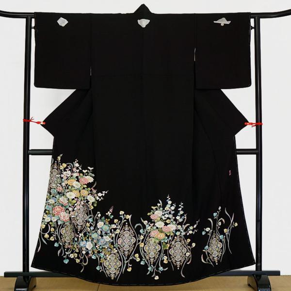 ≪3857≫　大胆な華文様の正絹黒留袖　躾糸付未使用品　160cm