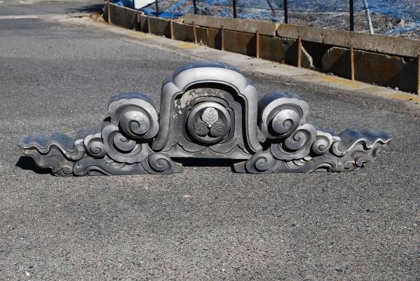 北1　鬼瓦　家紋付　日本旧家　本体36x31x14㎝　袖53x25x19㎝