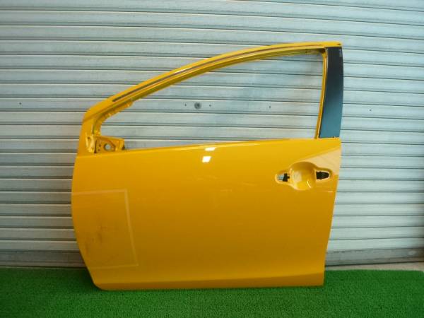 アクア　NHP10　左フロントドア