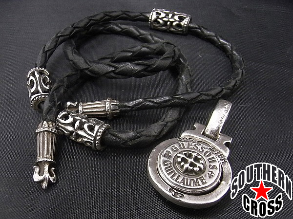 A&G【本物】ペンダントトップ/デザイナーネーム/チョーカー付