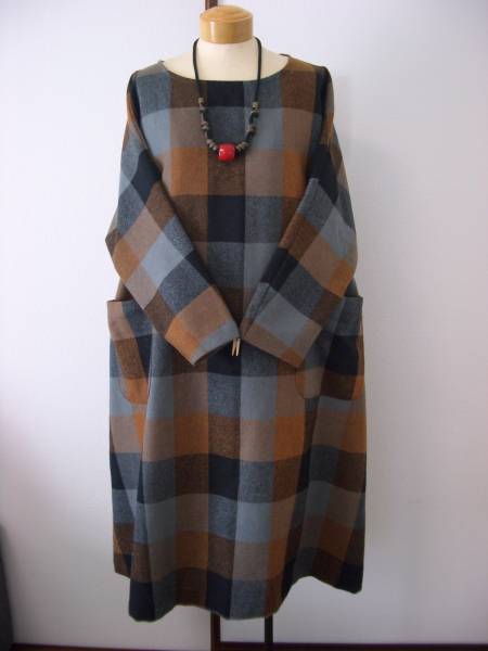 ハンドメイド　襟無しドルマン袖Aラインワンピース　５５