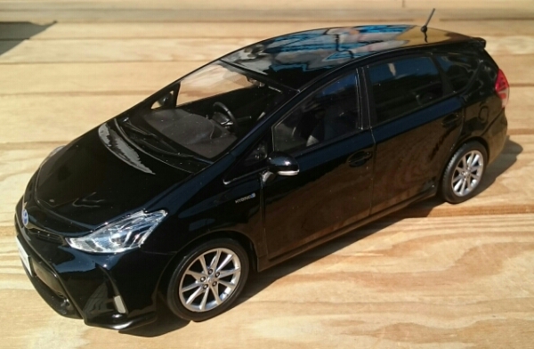 トヨタ プリウスα 1/30 サンプルカー ブラックマイカ