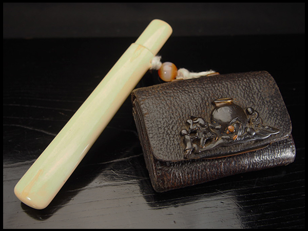 【治】肉厚金具皮製懐中煙草入・本象牙煙管入☆箱付 喫煙具 NF45