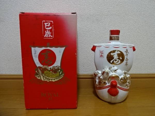 サントリー ウイスキー ローヤル 12年 干支ボトル 巳歳 未開栓