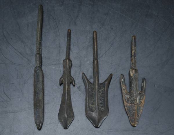 青銅製 古代風装飾器 三脚 大人気，定番 VRQQ 夏古銅青銅 | 古玩 11点まとめて 鏃 矢尻 ブロンズ