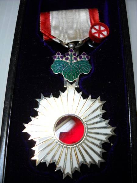 【蔵出】旧日本軍 勲章 勲六等単光旭日章 箱入 時代物
