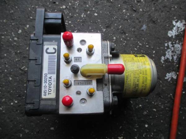 マジェスタ UZS186 ABSアクチュエーター