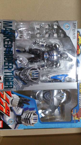 中古品　S.H.フィギュアーツ　仮面ライダータイガ　オマケ付