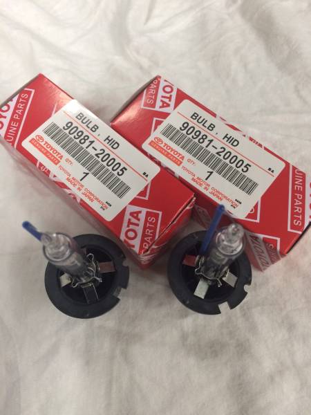 新品 PHILIPS D2S 6000K TOYOTA純正部品（２個１セット）格安！