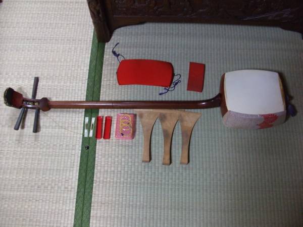 三味線 紫檀 中棹 正寸 丸打胴 皮破れ ハードケース付き 100%新品，定番 ○ 三味線 中棹 正寸 紫檀 丸打胴 皮破れ ハードケース付