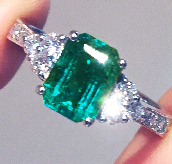 《EMERALD》PT900　エメ ラルド リング　1.192ct!!《美しい》