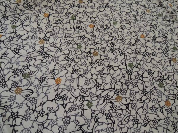 【正絹・花・オフホワイト】丈169・裄67・仕付け付き・美品