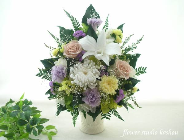 プリザ仏花 輪菊・デンドロ・バラお供えアレンジ（高さ30cm） 花、園芸