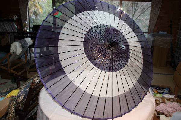日本舞踊の助六傘　紋入り　直経１０４ｃｍ柄の長さ９０ｃｍ（日本製）中古美品
