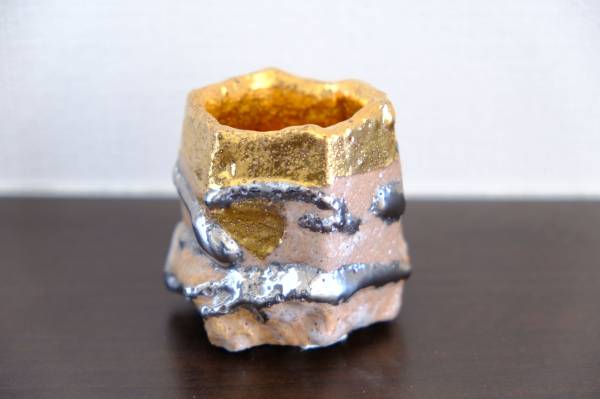 市川 透 朱泥金彩ぐい呑（見込み金）本物保証 ぐい呑 黒蝶｜作家名：