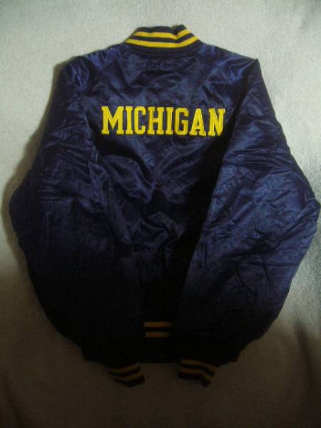 美品 NIKE/ナイキ製 MICHIGAN/ミシガン大学 中綿 ナイロン スタジャン 紺 M
