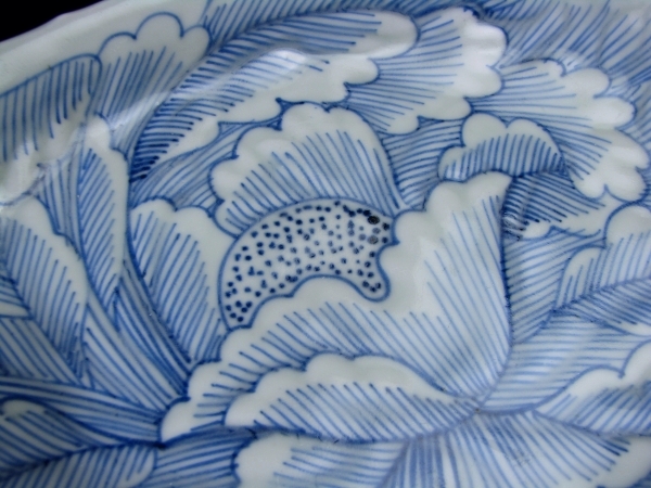古伊万里 陽刻染付線描花文変形皿 No3 江戸後期/17c27 染付