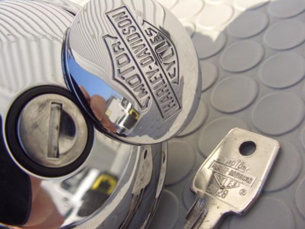 ◎スポーツスター純正鍵付きタンクキャップ（92803-97A 鍵1本 ハーレー