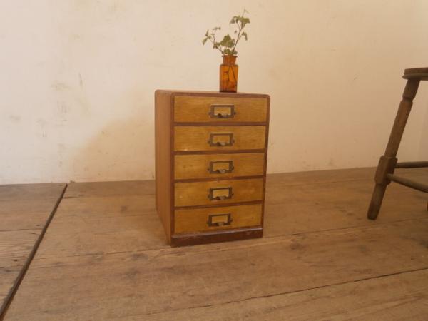 M944◇収納5杯◇ネームプレート取っ手のレトロな古い木製小引き出し