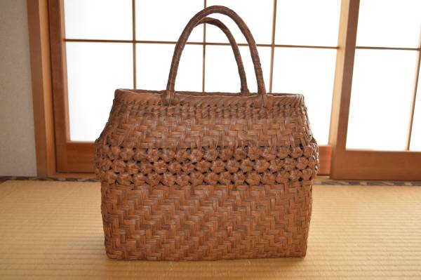 【送料無料】山葡萄　中央六角編 手提げ籠バッグ　横最大約36cmx高さ約25cmx奥行約14cm