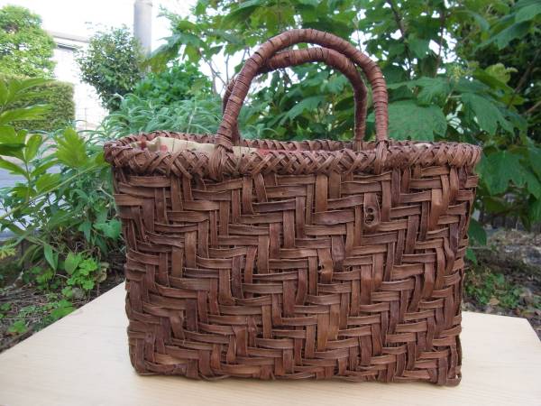 軽井沢で作った　かわいい山葡萄 裏編み　特大　階段編みバッグ　新品　未使用品