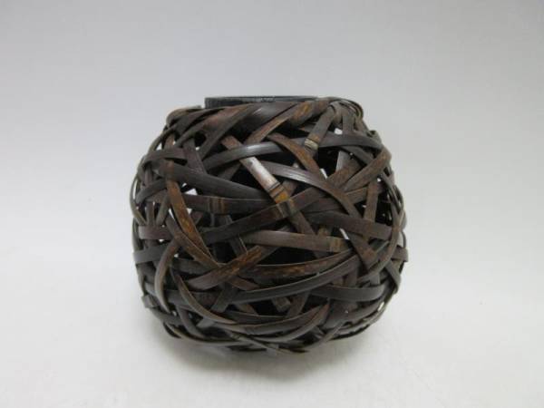 KZ05399 ＜ 竹編 花籠 掛花籠 中筒付 竹細工 高さ10cm ＞　検) 茶道具 華道具 竹工芸 花器 花入 花瓶 花篭 竹籠 竹篭 竹製 工芸品 小 ⅰ
