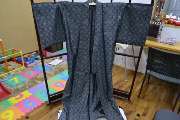 夏限定！ 激安即決！ 高級！ 正絹性 男性　着物　訪問着　羽織コート　灰色　黒　新品同様 (宝１４１８）