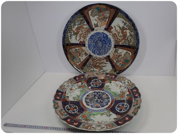 古伊万里 染錦大皿2枚 直径：43㎝/45.9㎝ 時代木箱付