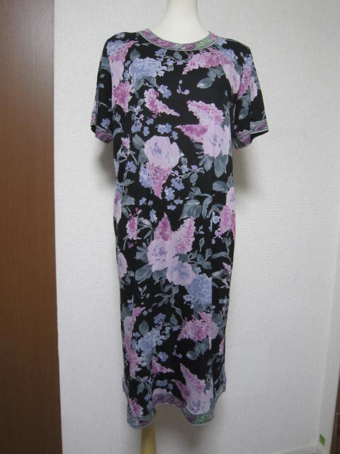 【ワンピース】レオナール風　黒地にピンクのリラとバラの花柄　襟なし半袖　１３号　新品