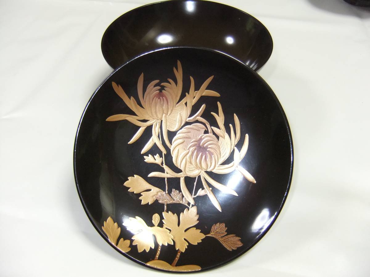 ★極美品　輪島塗　木製　菊と蝶の絵の吸物椀　高級和食店などに最適　箱なし　