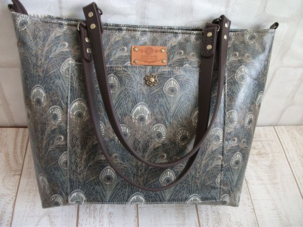 ハンドメイド＊リバティラミネート生地使用＊トートバッグ＊ピーコック・フエザー＊軽くてA4もOK＊フアスナー開閉口