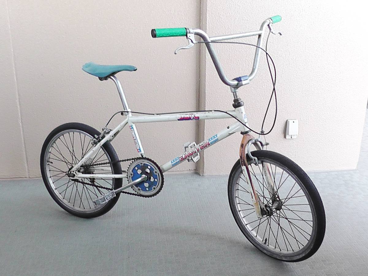 B><BR><BR>商品名：BMX ジャイロ搭載20インチモデル<BR>サイズ：約、W145×D59×H88cm<BR>カラー：マットブラック(つや消しブラック)<BR>配送費用：<BR>その他全国一律  　４５００円<BR>北海道　　　　　 ６５００円<BR>※但し、沖縄や離島などの特別地域などは別途運送会社などにお見積もりとなります。<BR>備考：<BR>※本製品は組立式の状態での出荷となりご到着後、落札者様自身で組立てなどをして頂く必要がございます。サドルやグリップなどのデザインについては若干の仕様変更がある場合がございます。<BR>※未使用品ですが倉庫会社の過剰在庫品や展示商品や長期保管商品などになり発送時の外箱が不足している場合がございますのでその場合はエアパッキンなどで簡易梱包での発送となります。<BR>※同梱不可となります。<BR><BR>【自転車防犯登録のお願い】<BR>自転車購入時や友人等から譲り受けた場合は法律(自転車法第12条第3項)で防犯登録を行う事が義務付けられています。最寄りの自転車販売店で必ず手続きをお願いします。<BR><BR><CENTER><img loading=