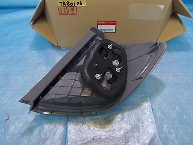 フィット ハイブリッド GP1 左 テールランプ №TA80106 ライト パーツ