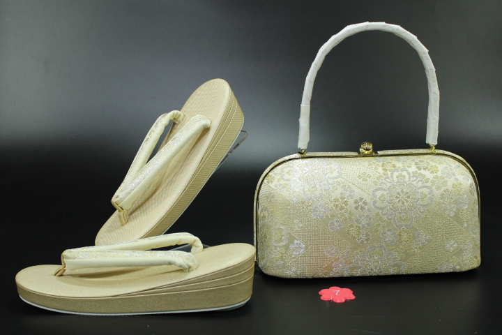  沙織 草履 バッグ セット 礼装用 パールトーン加工 西陣織 ゴールド 金 Ｌサイズ きものぼたん 税込 ＮＯ.７(L寸)｜売買されたオークション情報、yahooの商品情報をアーカイブ公開 - オークフ L寸