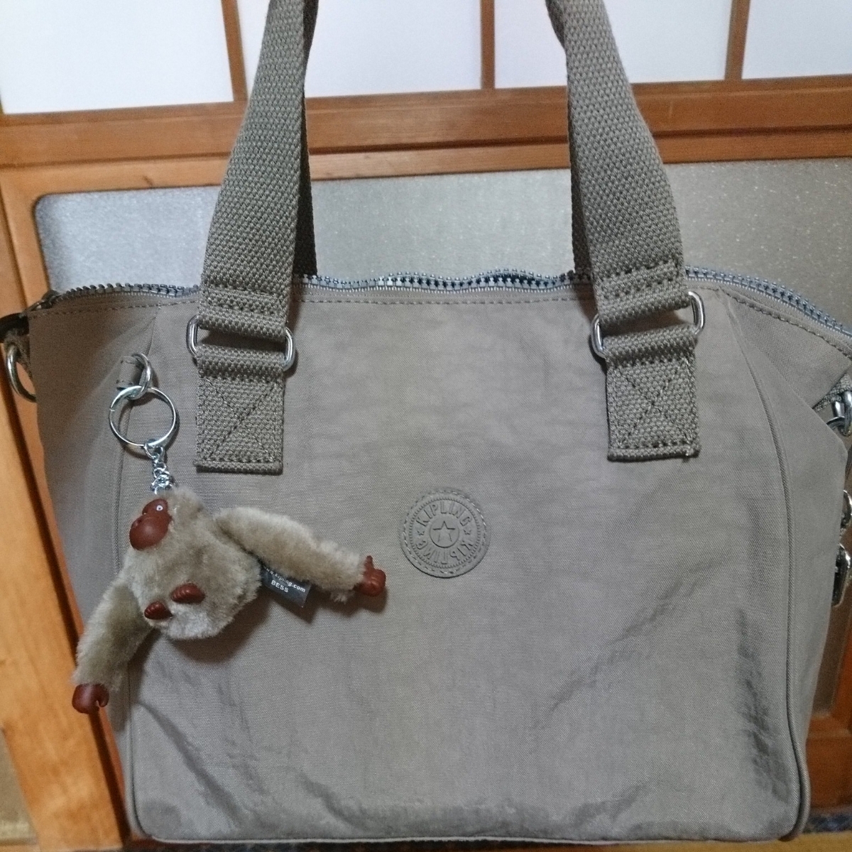 爆買い，SALE キプリング AMIEL ハンドバッグ ライトグレー(キプリング)｜売買されたオークション情報、yahooの商品情報をアーカイブ公開 - オークファン キプリング